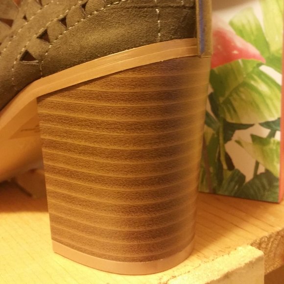 CANYON RIVER OLIVE GREEN STACK HEELS NEW 9 $20. - Picture 3 of 6